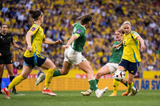 Leanne Kiernan of Republic of Ireland and Jonna Andersson