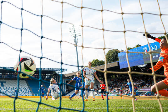 Manuela Giugliano of Italy scores the 1-0 goal