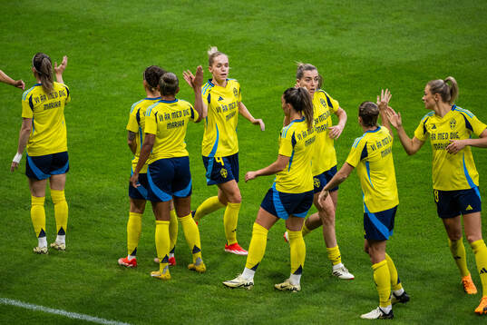 Hanna Lundkvist and Linda Sembrant of Sweden, with a warm