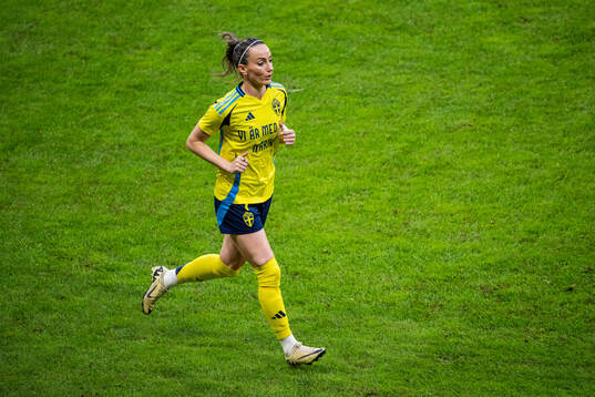 Kosovare Asllani of Sweden, with a warm up shirt dedicated