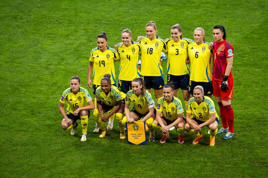 The starting eleven of Sweden, with a shirt dedicated to