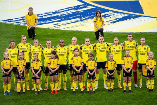 Players of Sweden, with a shirt dedicated to team manager
