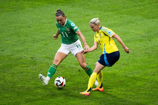 Katie McCabe of Republic of Ireland and Jonna Andersson of