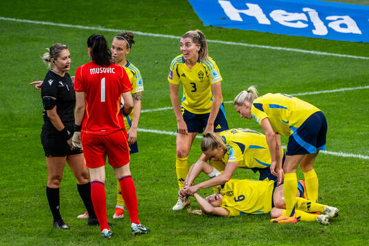 Referee Alina Peşu talks to goalkeeper Zecira Musovic and