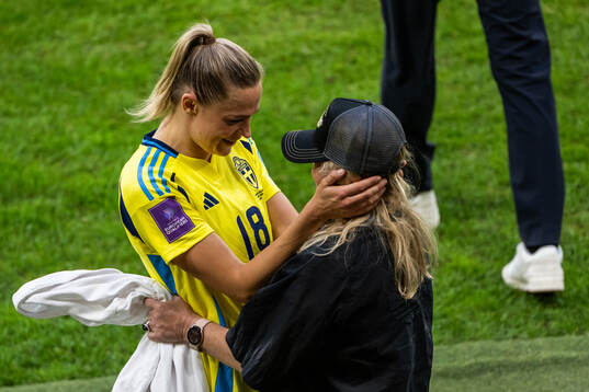 Fridolina Rolfö celebrates with team manager Marika