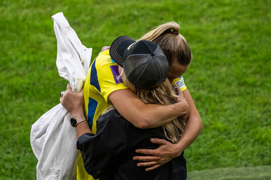 Fridolina Rolfö celebrates with team manager Marika