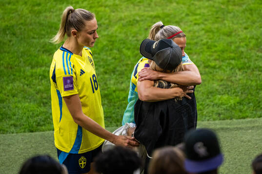 Fridolina Rolfö and Hanna Glas celebrate with team manager