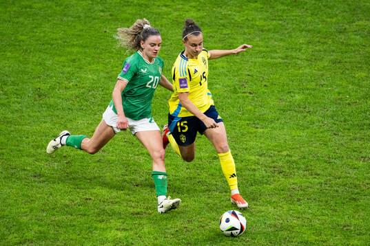 Leanne Kiernan of Republic of Ireland and Julia Zigotti