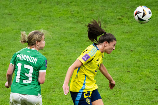 Aoife Mannion of Republic of Ireland and Pauline Hammarlund