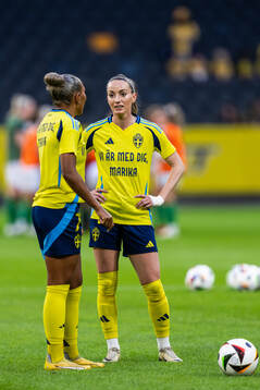 Madelen Janogy and Kosovare Asllani of Sweden, with a shirt