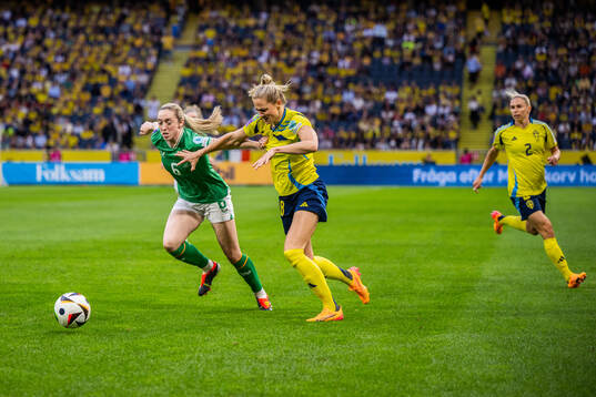 Megan Connolly of Republic of Ireland and Fridolina Rolfö