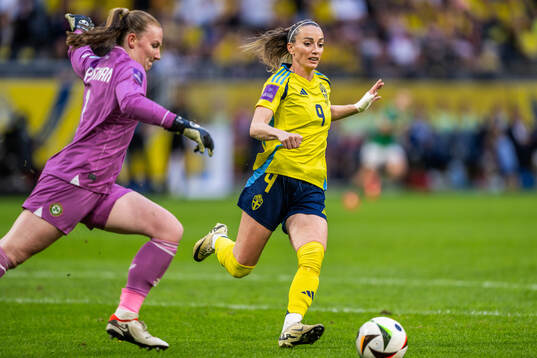 goalkeeper Courtney Brosnan of Republic of Ireland and