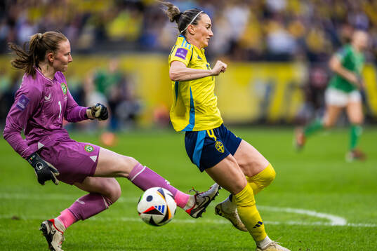 goalkeeper Courtney Brosnan of Republic of Ireland and