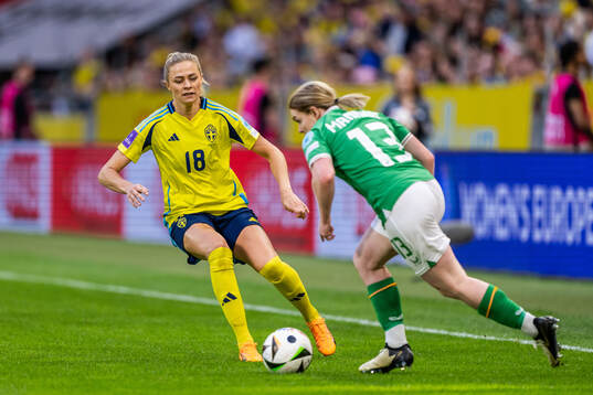 Fridolina Rolfö of Sweden and Aoife Mannion of Republic of