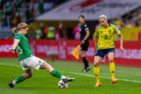 Aoife Mannion of Republic of Ireland and Jonna Andersson of