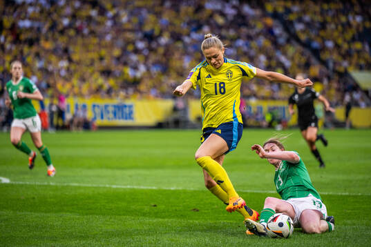 Fridolina Rolfö of Sweden and Aoife Mannion of Republic of
