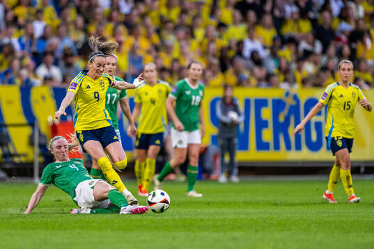 Louise Quinn of Republic of Ireland and Kosovare Asllani of