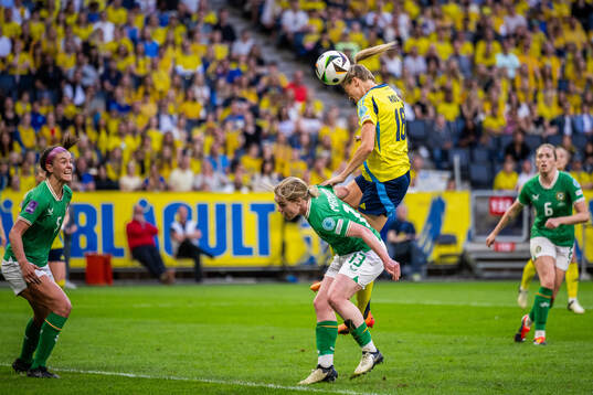 Aoife Mannion of Republic of Ireland and Fridolina Rolfö