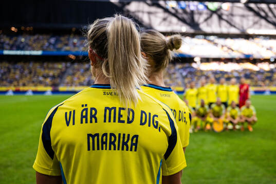 A player of Sweden, with a shirt dedicated to team manager