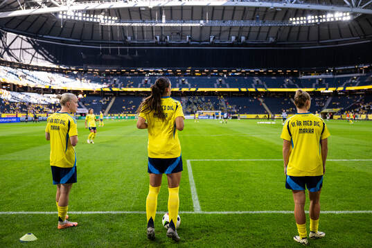 Rosa Kafaji of Sweden, with a shirt dedicated to team