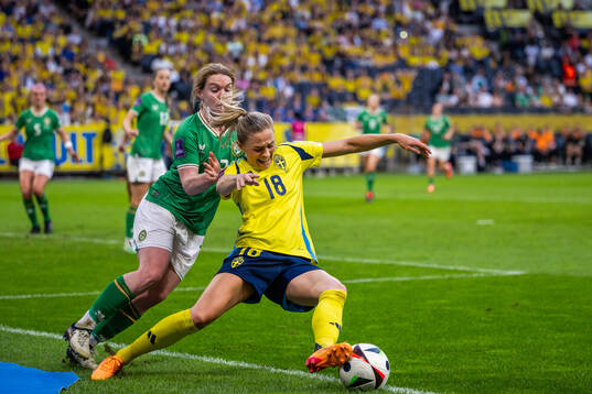 Aoife Mannion of Republic of Ireland and Fridolina Rolfö