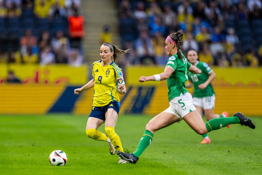Kosovare Asllani of Sweden and Caitlin Hayes of Republic of