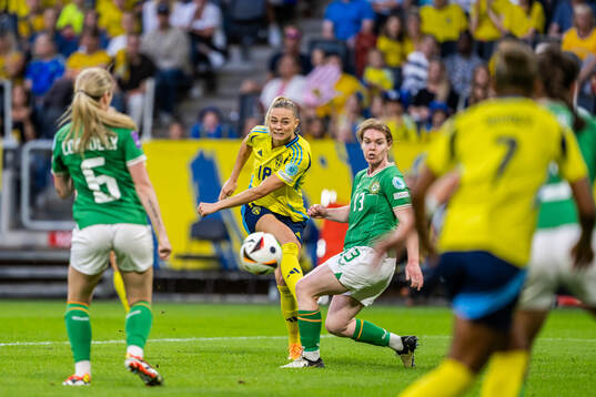 Fridolina Rolfö of Sweden and Aoife Mannion of Republic of