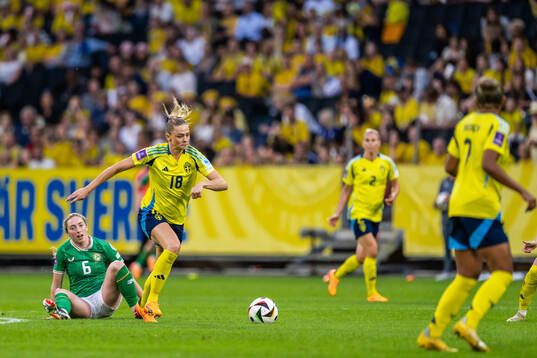 Megan Connolly of Republic of Ireland and Fridolina Rolfö