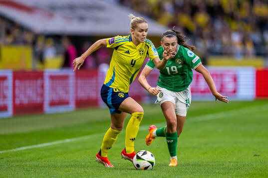 Hanna Lundkvist of Sweden and Abbie Larkin of Republic of