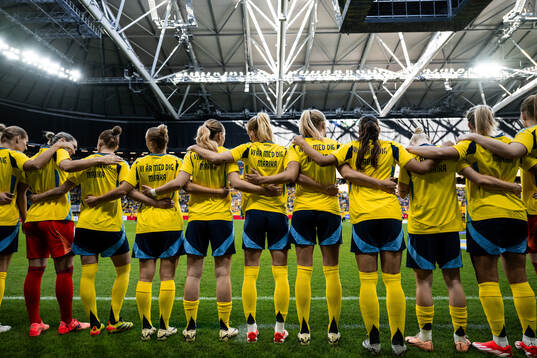 Players of Sweden, with a shirt dedicated to team manager