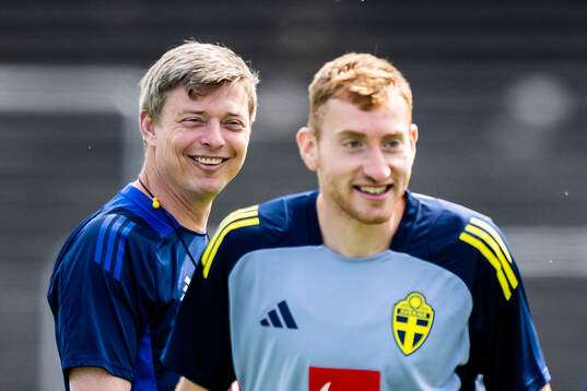 Head coach Jon Dahl Tomasson and Dejan Kulusevski of the