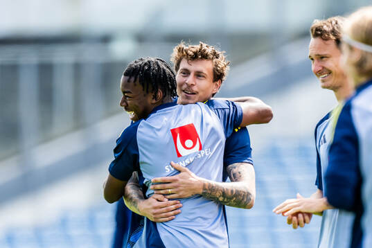 Victor Nilsson Lindelöf and Anthony Elanga of the Swedish