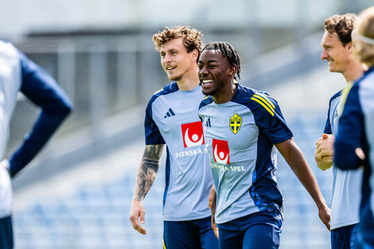 Victor Nilsson Lindelöf and Anthony Elanga of the Swedish