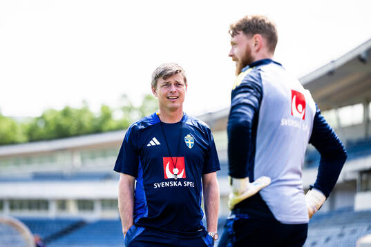 Head coach Jon Dahl Tomasson and goalkeeper Viktor