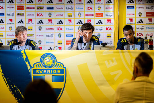 Head coach Jon Dahl Tomasson, Victor Nilsson Lindelöf and