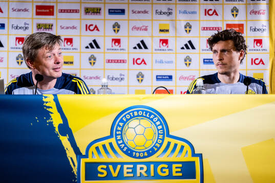 Head coach Jon Dahl Tomasson and Victor Nilsson Lindelöf