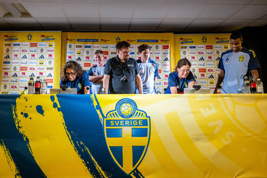 Media manager Ester Kristiansson, Head coach Jon Dahl