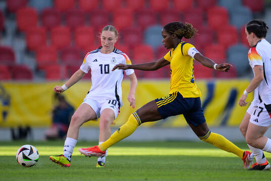 Sophie Nachtigall of Germany and Evelyn Ijeh of Sweden