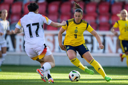 Tomke Schneider of Germany and Cornelia Kapocs of Sweden