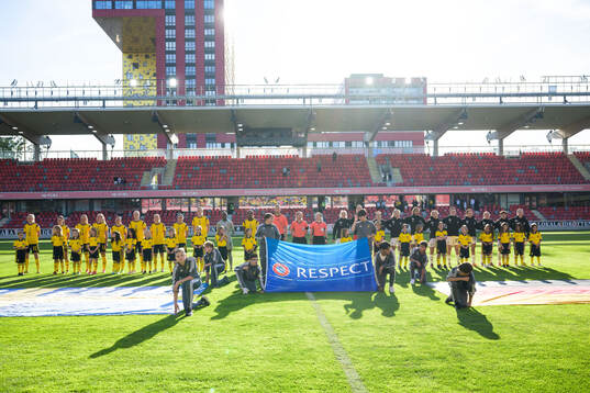 Players of Sweden and Germany