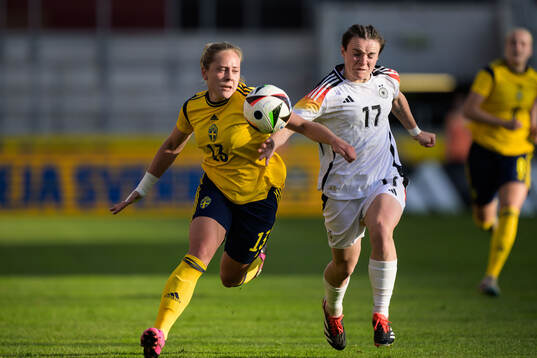 Alice Bergström of Sweden and Tomke Schneider of Germany