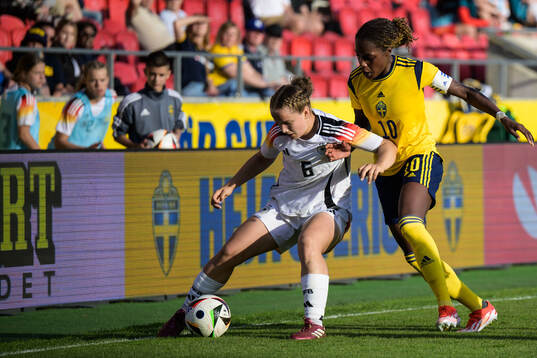 Paulina Platner of Germany and Evelyn Ijeh of Sweden