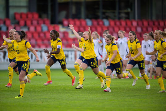 Evelyn Ijeh, Mathilda Nildén, Hanna Andersson and Emma