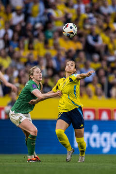 Megan Connolly of Republic of Ireland and Rosa Kafaji of