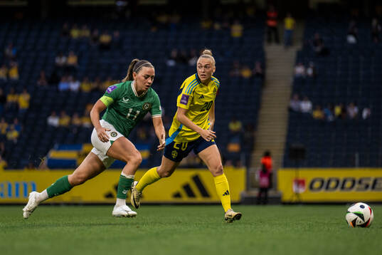 Katie McCabe of Republic of Ireland and Hanna Bennison of