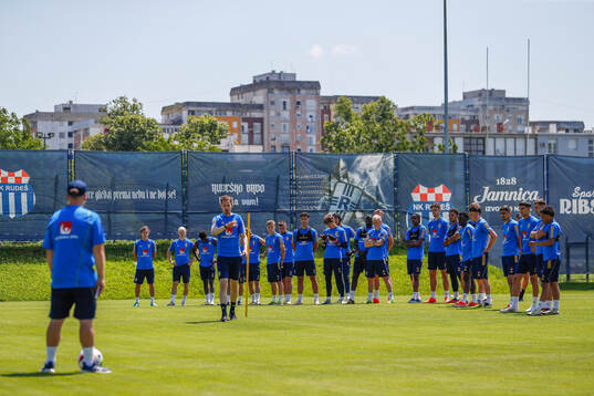 Head coach Daniel Bäckström and players of the Swedish