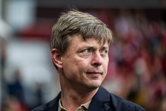 Head coach Jon Dahl Tomasson of Sweden