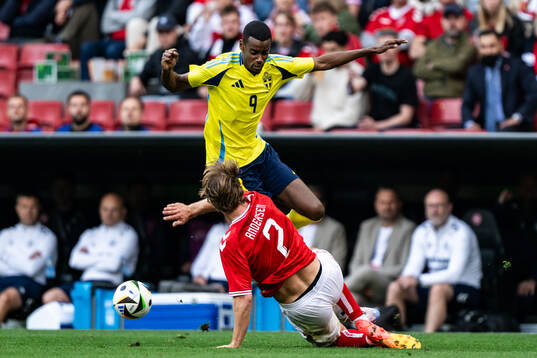 Alexander Isak of Sweden and Joachim Andersen of Denmark