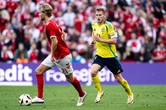Morten Hjulmand of Denmark and Dejan Kulusevski of Sweden