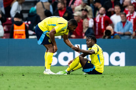 Isak Hien and Anthony Elanga of Sweden look dejected